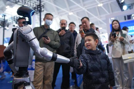 Humanoid robots attract visitors to Tianjin Industrial Expo